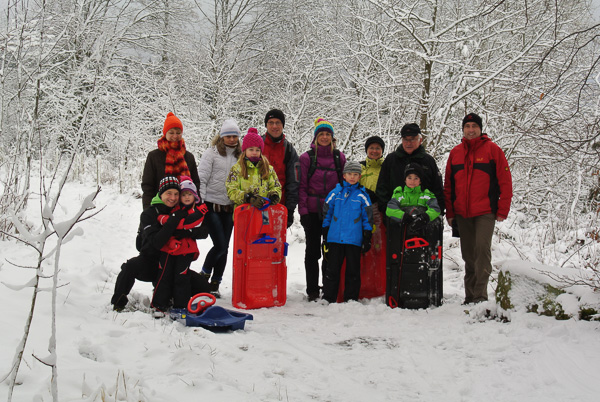 Unsere Wandergruppe im verschneiten Wald