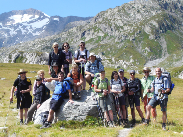 Wandergruppe vor dem Panorama der schweizer Bergwelt
