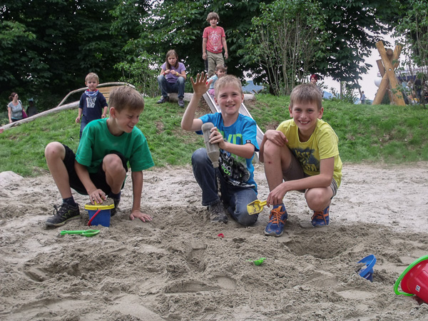 Glückliche Kinder im neuen Sandkasten